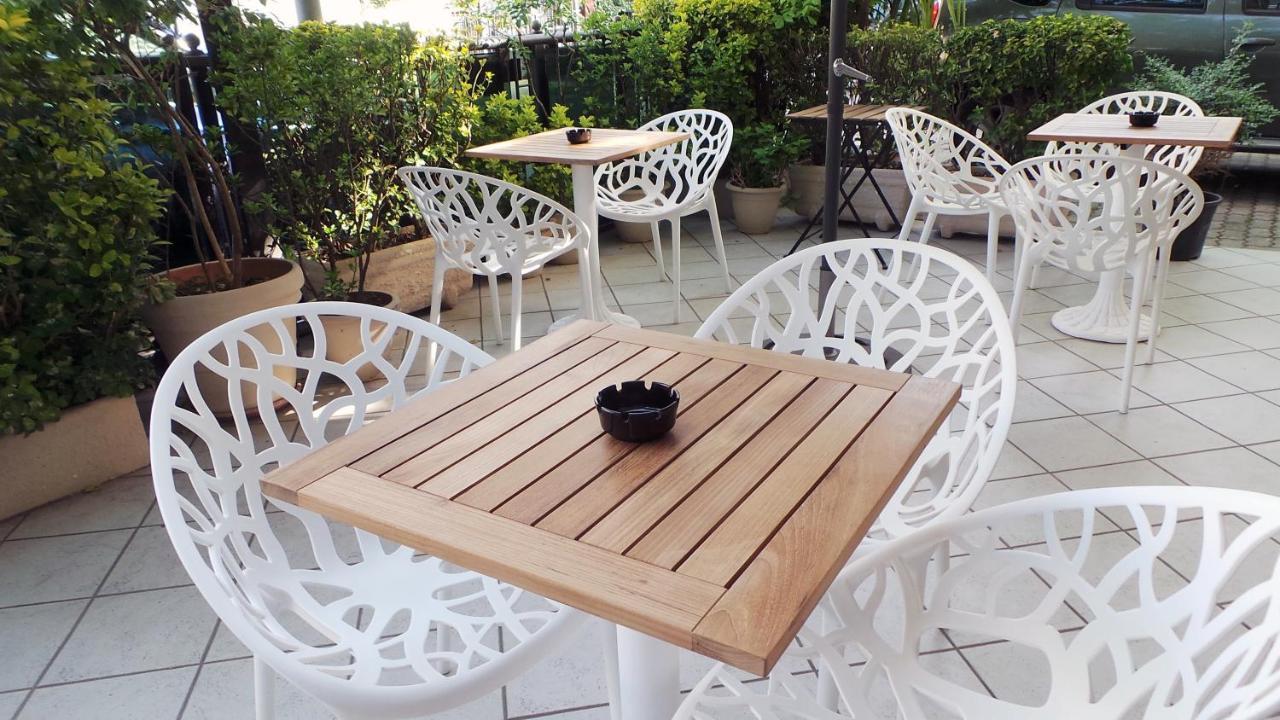 Hotel Aria Di Mare - Bed & Brunch In Centro A Riccione Ngoại thất bức ảnh