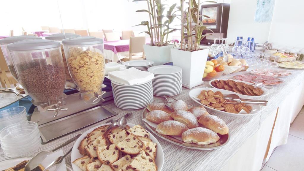 Hotel Aria Di Mare - Bed & Brunch In Centro A Riccione Ngoại thất bức ảnh