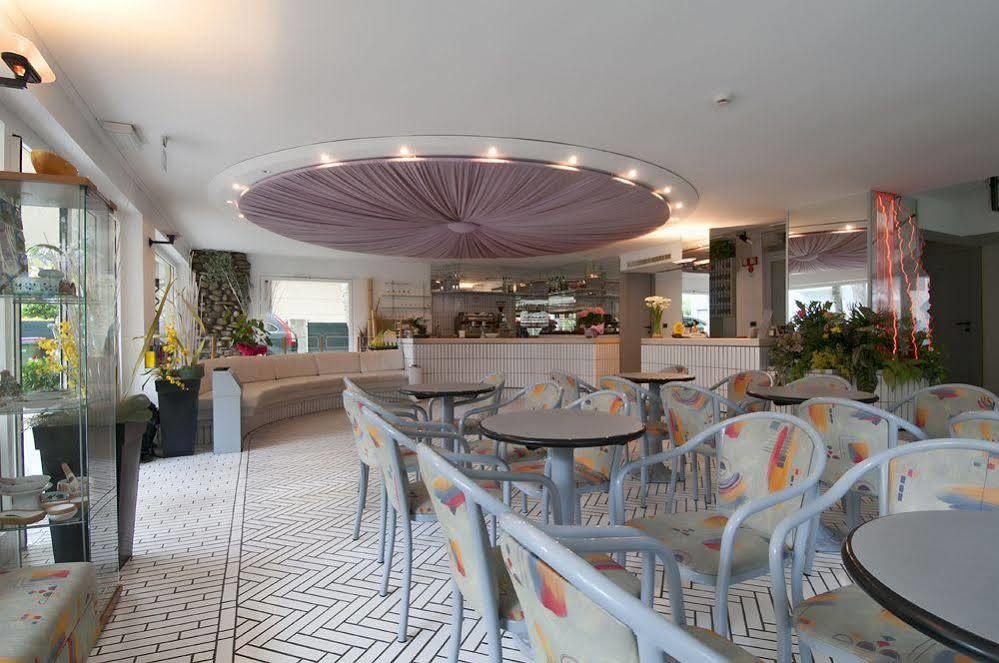 Hotel Aria Di Mare - Bed & Brunch In Centro A Riccione Ngoại thất bức ảnh