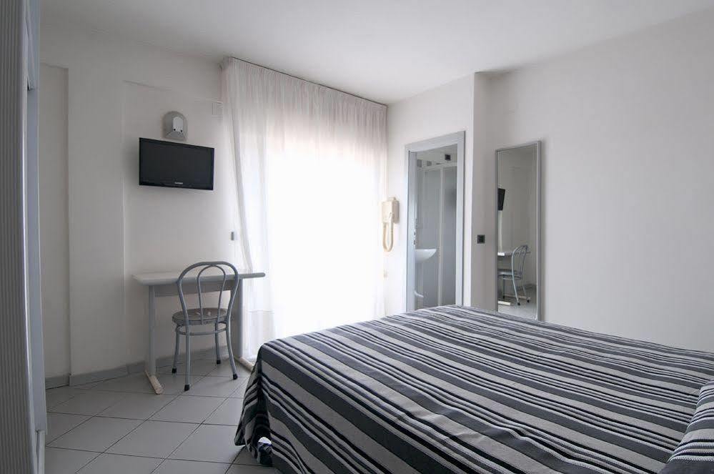 Hotel Aria Di Mare - Bed & Brunch In Centro A Riccione Ngoại thất bức ảnh