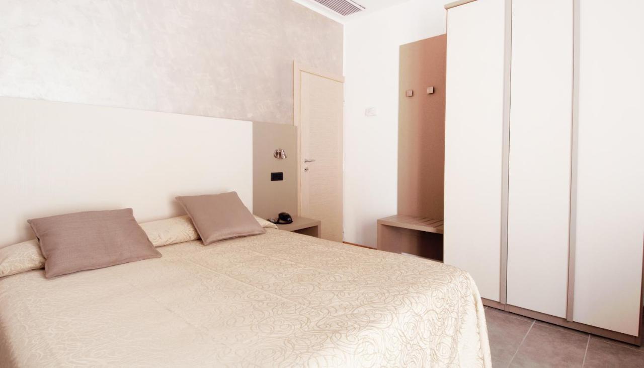 Hotel Aria Di Mare - Bed & Brunch In Centro A Riccione Ngoại thất bức ảnh
