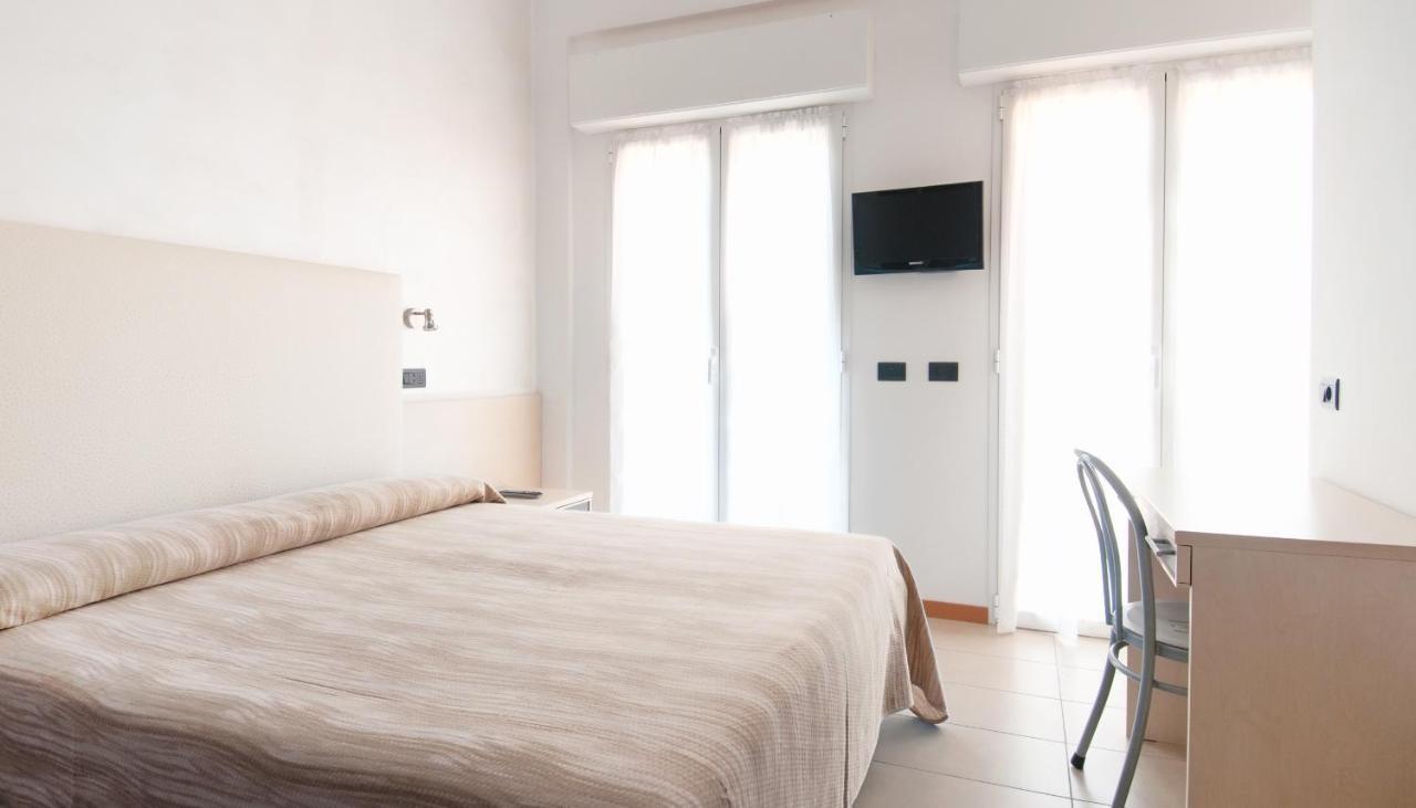 Hotel Aria Di Mare - Bed & Brunch In Centro A Riccione Ngoại thất bức ảnh
